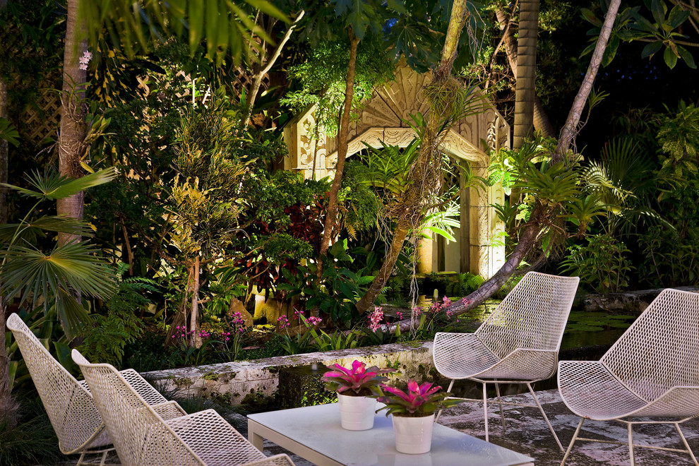 Idee per un piccolo giardino tropicale esposto a mezz'ombra in cortile con fontane e pavimentazioni in pietra naturale