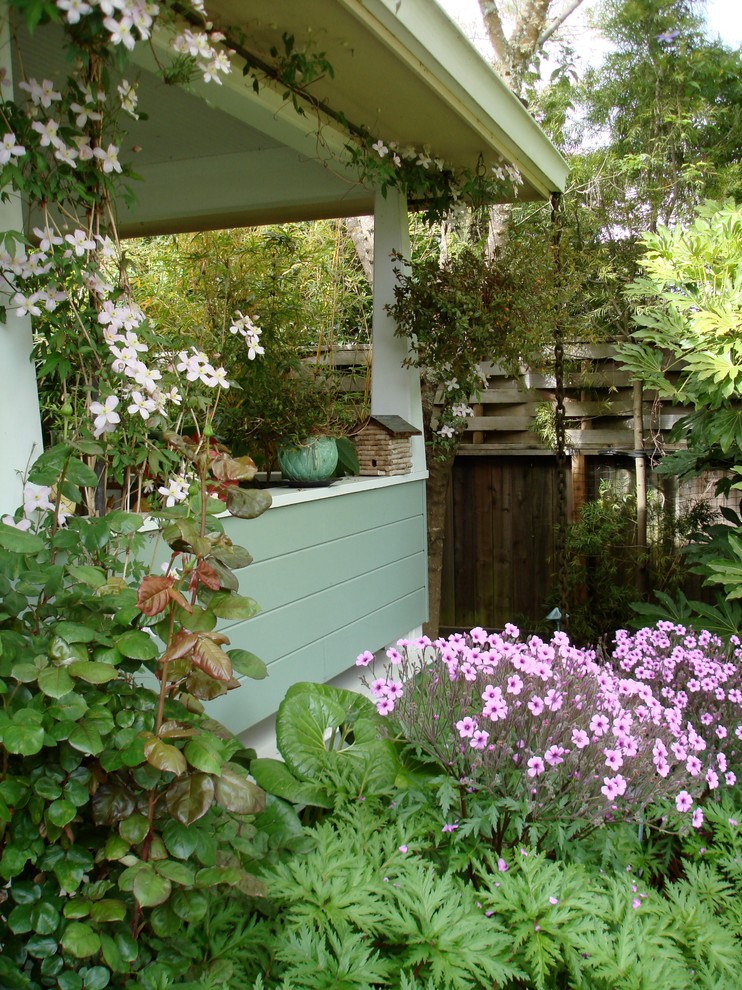 Exempel på en mellanstor klassisk bakgård i skuggan på sommaren, med en trädgårdsgång och naturstensplattor