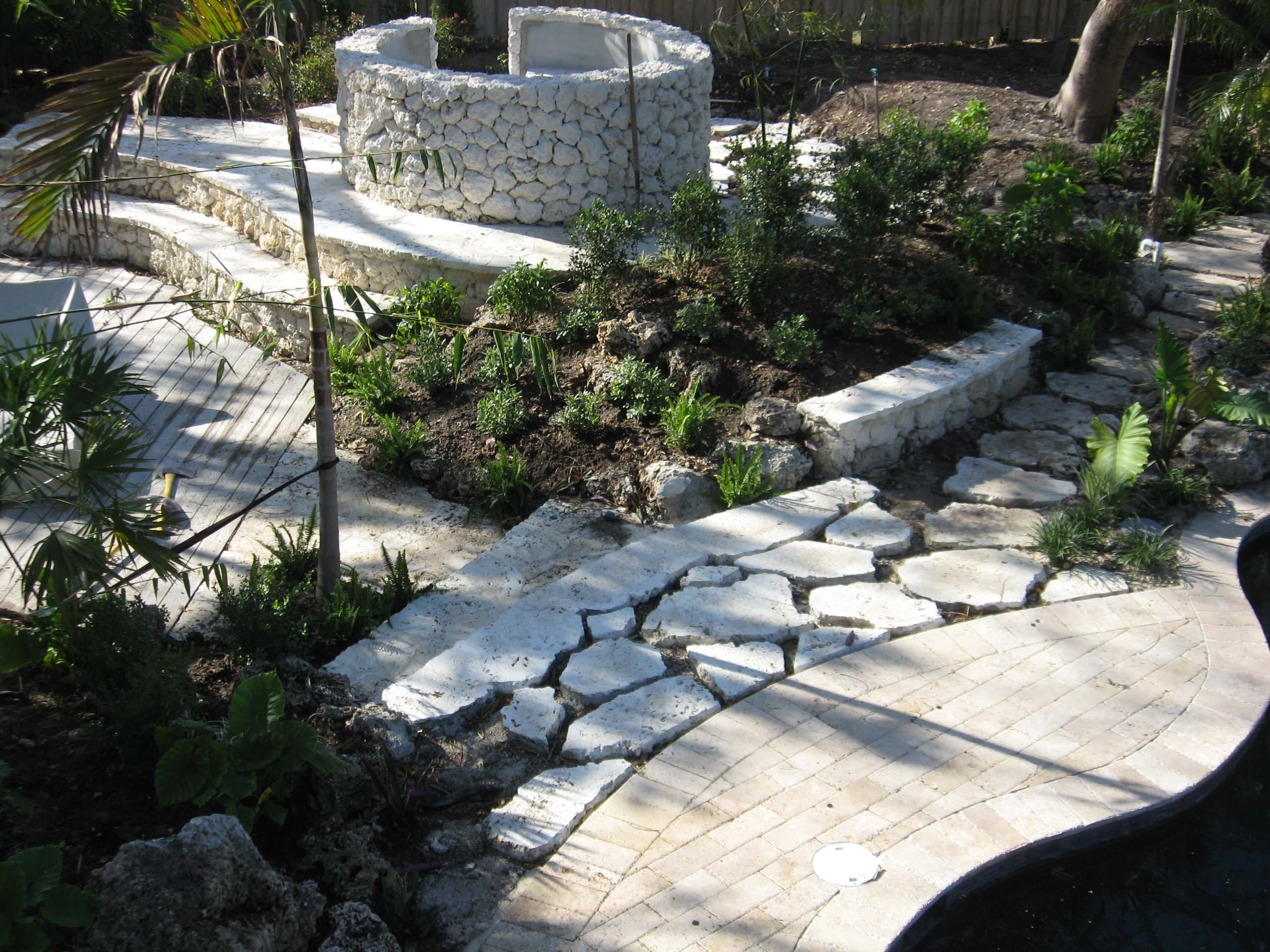 https://st.hzcdn.com/simgs/pictures/landscapes/florida-coral-stone-work-backyard-in-miami-matthew-giampietro-garden-design-img~f29170b604b281e1_14-5498-1-7bce620.jpg