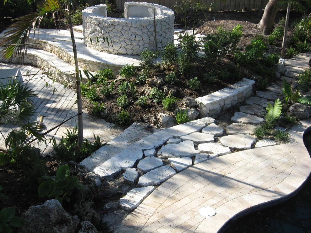 Halbschattiger Gartenweg hinter dem Haus mit Natursteinplatten in Miami
