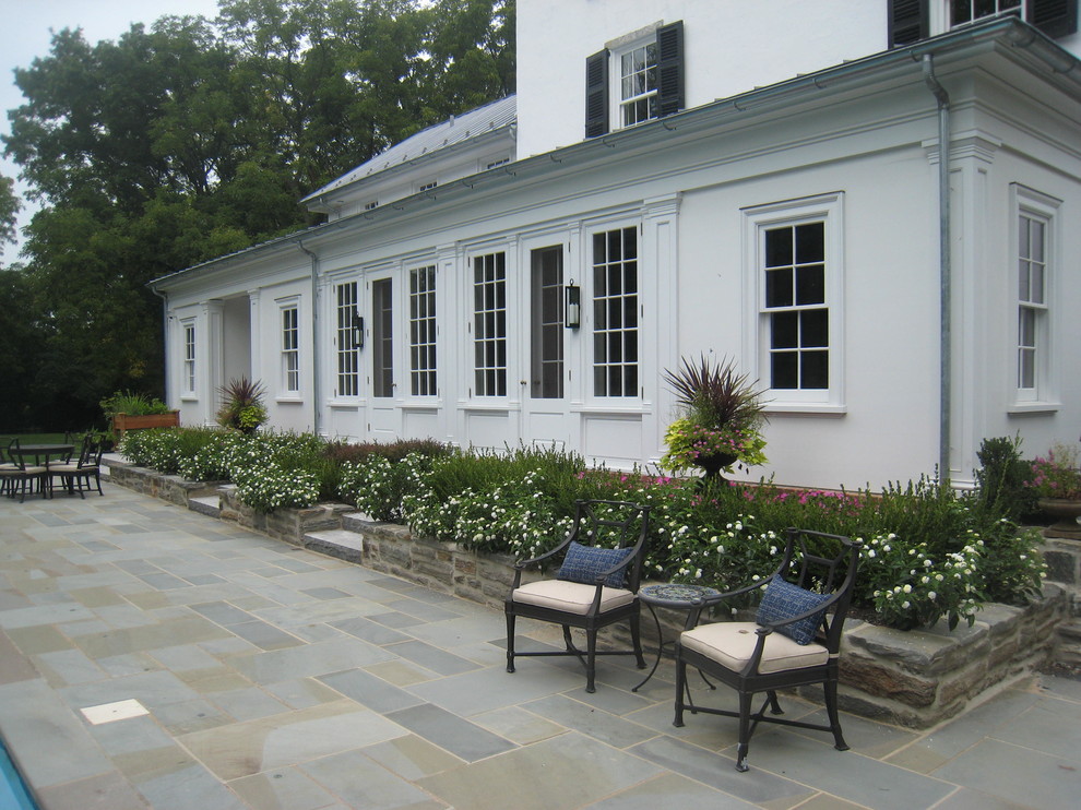 Foto di un grande patio o portico country in cortile con fontane e pavimentazioni in pietra naturale