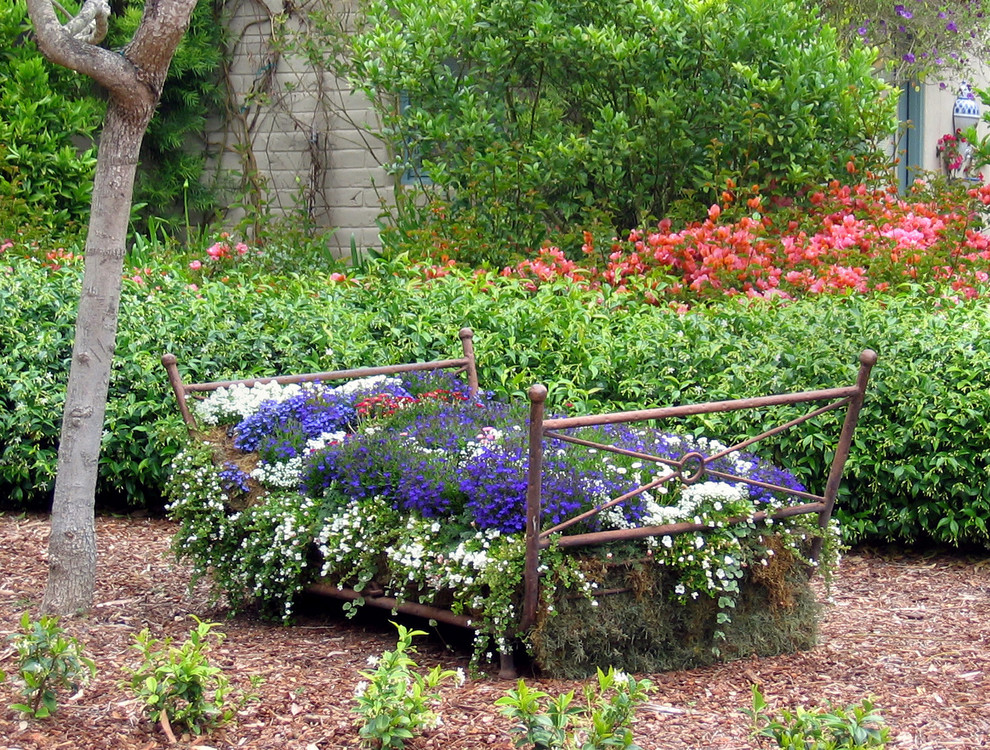 Пример оригинального дизайна: участок и сад среднего размера на заднем дворе в стиле рустика с мульчированием