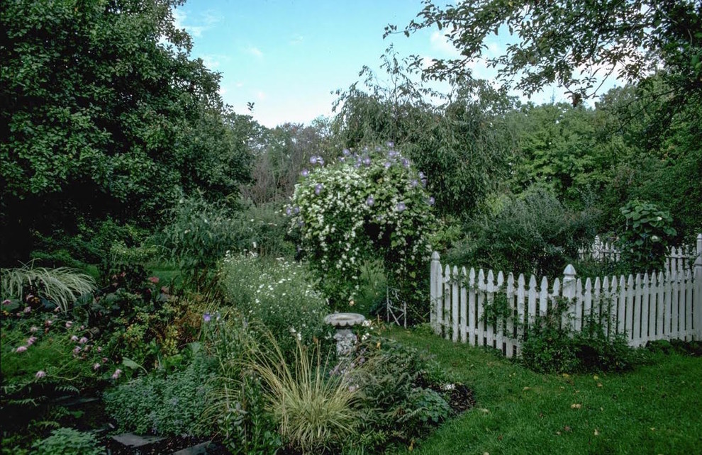 Inspiration for a large farmhouse full sun backyard landscaping in Bridgeport for fall.