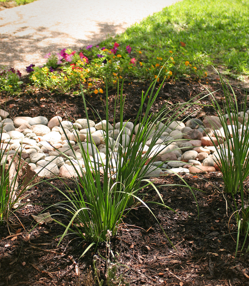 Design ideas for a traditional partial sun side yard gravel garden path in Dallas for spring.