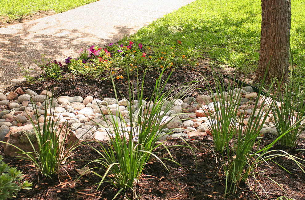 Modelo de camino de jardín tradicional de tamaño medio en primavera en patio lateral con exposición parcial al sol y gravilla