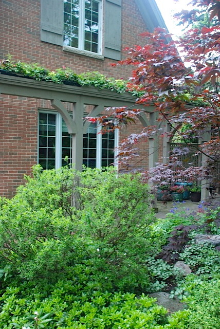 Foto di un grande giardino formale classico in ombra davanti casa in estate con pavimentazioni in pietra naturale