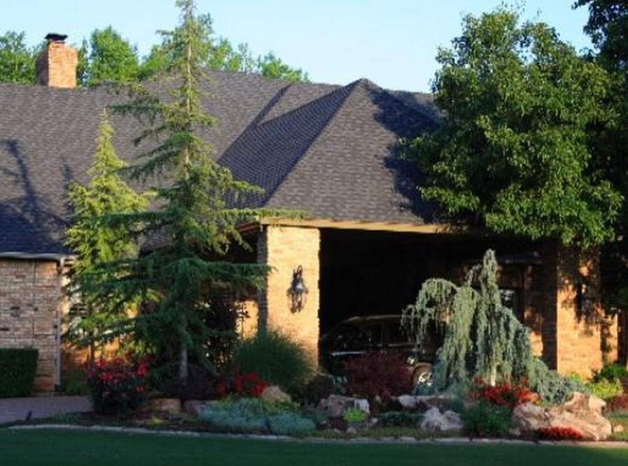 Design ideas for a mid-sized traditional landscaping in Oklahoma City.