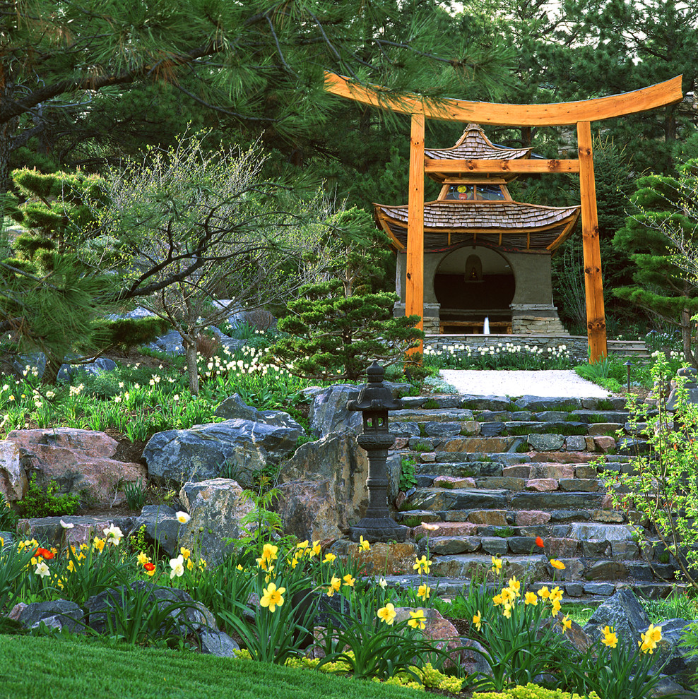 Réalisation d'un jardin asiatique au printemps avec une pente, une colline ou un talus.