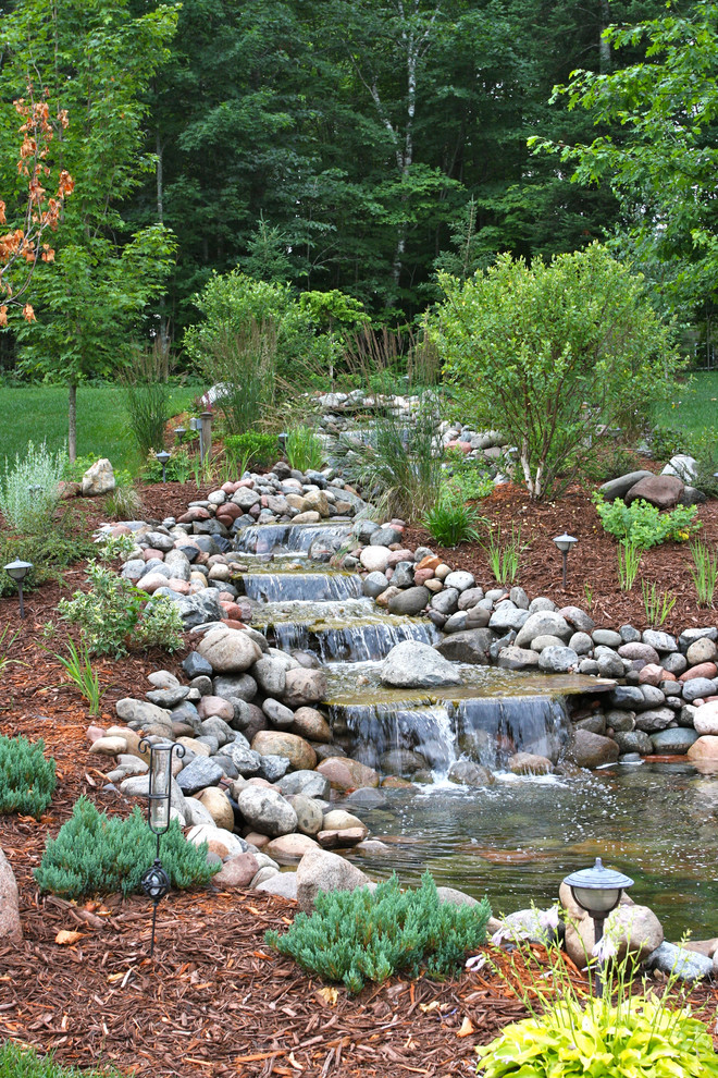 Inspiration för en vintage trädgård vattenfall