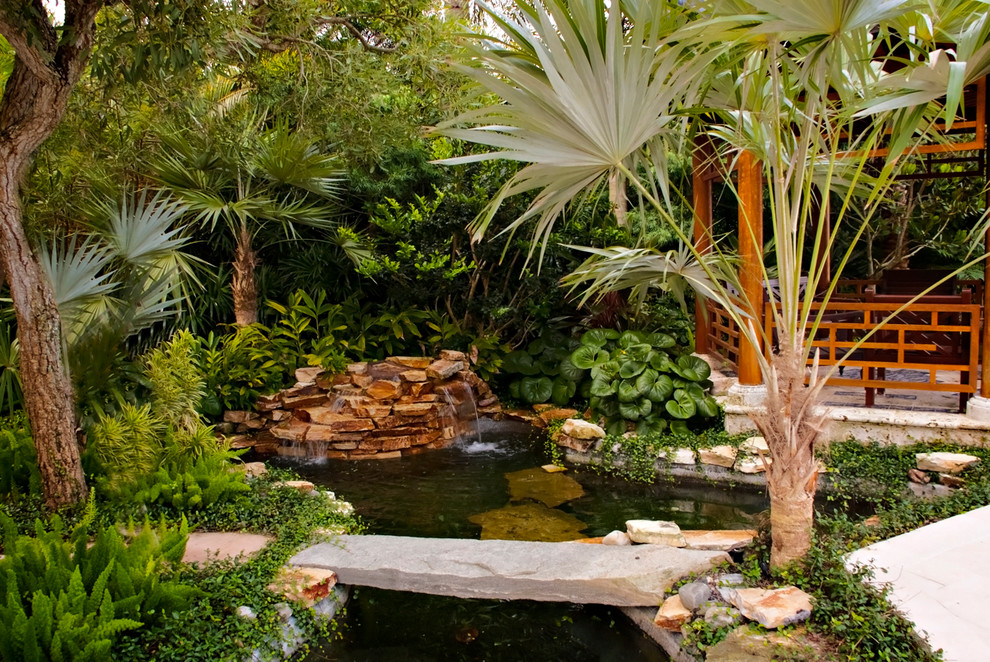 Esempio di un grande giardino chic esposto a mezz'ombra dietro casa con fontane e pavimentazioni in pietra naturale