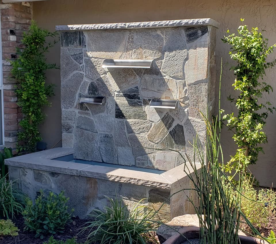 Kleiner Klassischer Garten mit Natursteinplatten in Sacramento