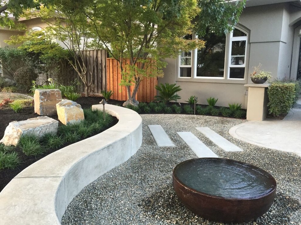 Foto di un giardino xeriscape minimal in ombra di medie dimensioni e davanti casa con fontane e ghiaia
