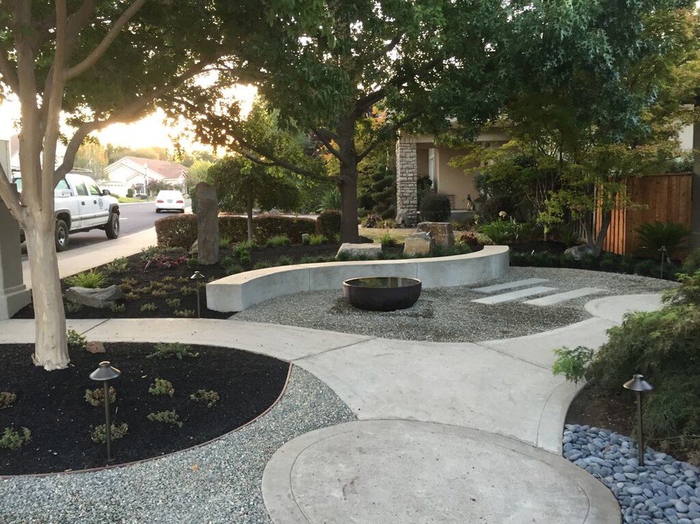 Design ideas for a mid-sized contemporary drought-tolerant and shade front yard gravel water fountain landscape in Sacramento.