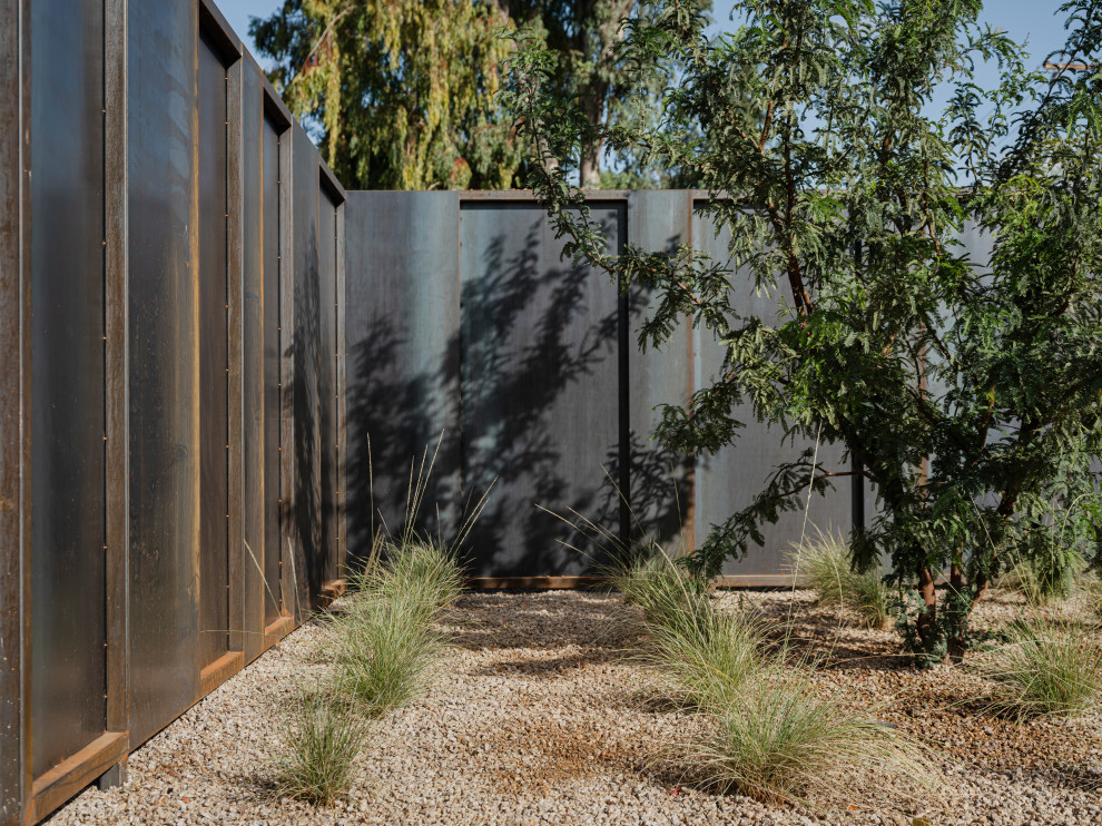 Diseño de jardín moderno con huerto y granito descompuesto