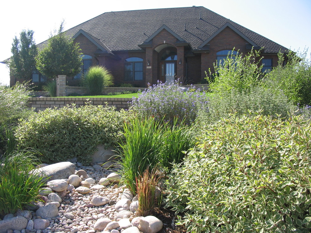 Photo of a medium sized classic front full sun garden for summer in Denver with gravel.