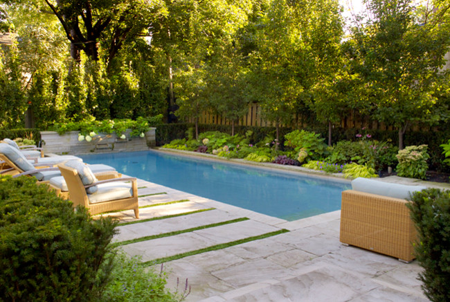 Inspiration pour une piscine arrière design avec des pavés en pierre naturelle.