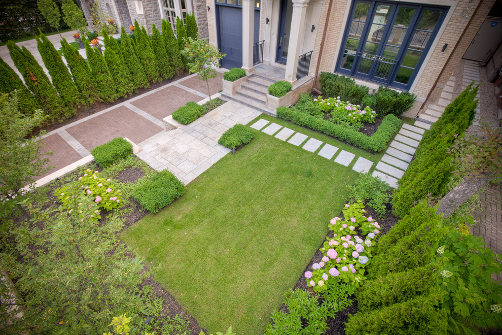 Ispirazione per un piccolo giardino formale contemporaneo esposto in pieno sole davanti casa in estate con un ingresso o sentiero e pavimentazioni in pietra naturale