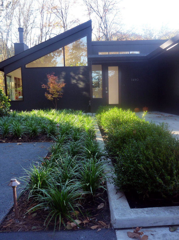 This is an example of a contemporary garden in Portland.