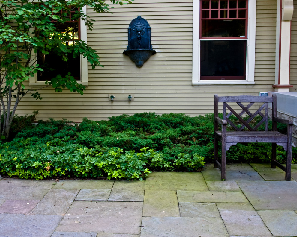 Exemple d'un jardin latéral chic de taille moyenne et l'été avec une exposition ombragée et des pavés en pierre naturelle.