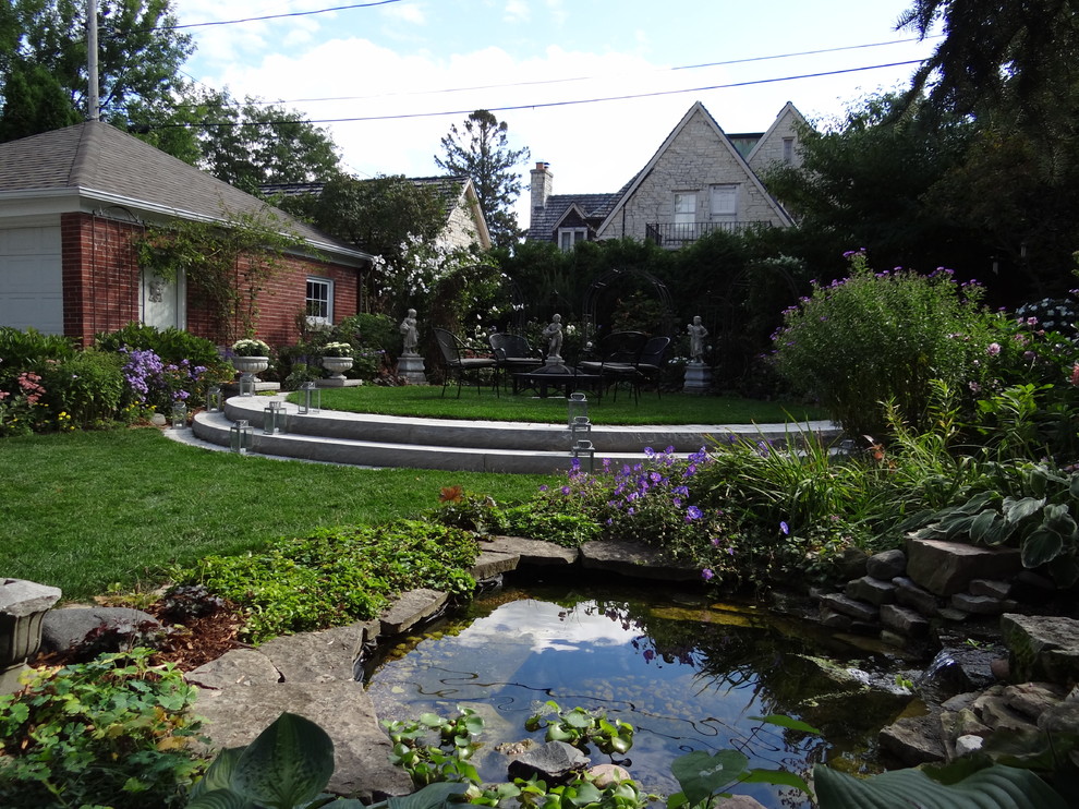 Пример оригинального дизайна: участок и сад на заднем дворе в классическом стиле с местом для костра