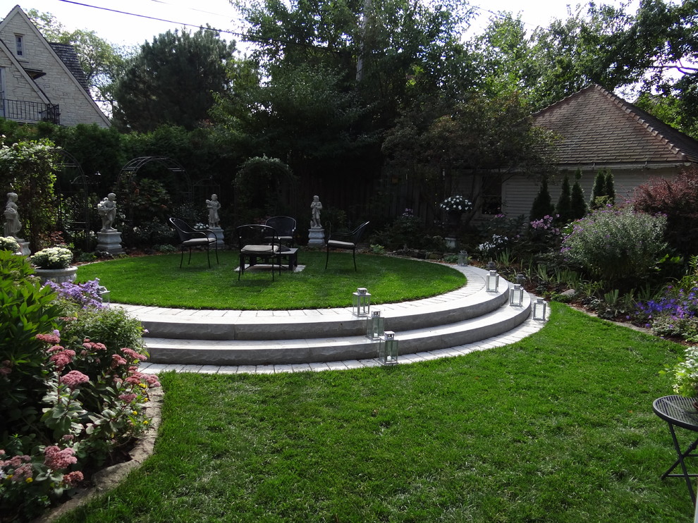 На фото: участок и сад на заднем дворе в классическом стиле с местом для костра с