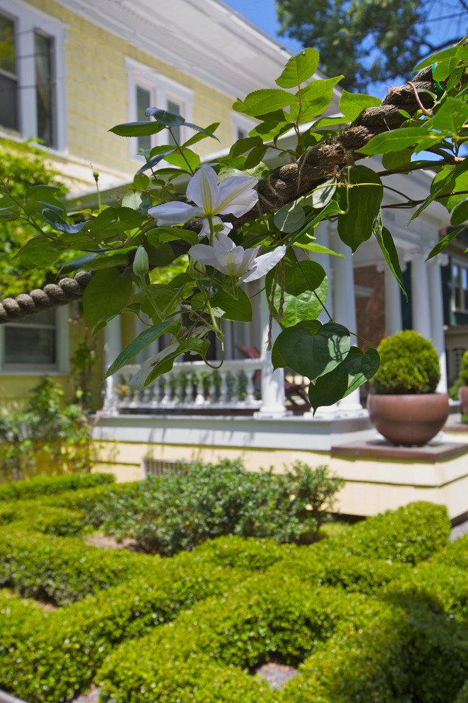 Foto de camino de jardín de estilo americano grande en patio delantero con jardín francés, exposición parcial al sol y gravilla
