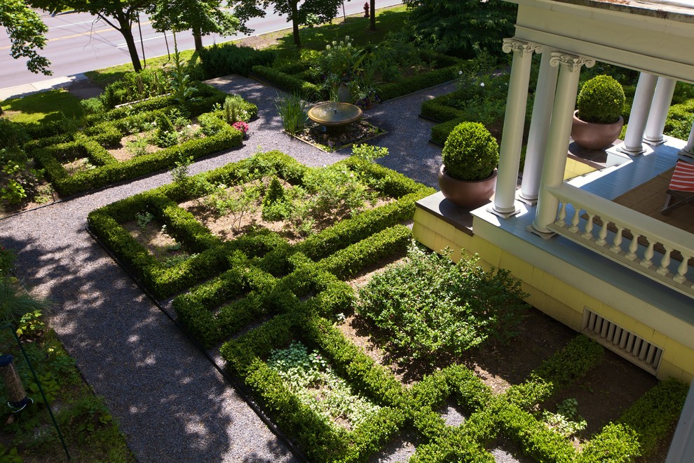 На фото: большой регулярный сад на переднем дворе в стиле кантри с садовой дорожкой или калиткой, полуденной тенью и покрытием из гравия