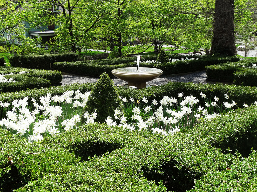 Идея дизайна: весенний участок и сад в стиле кантри с полуденной тенью