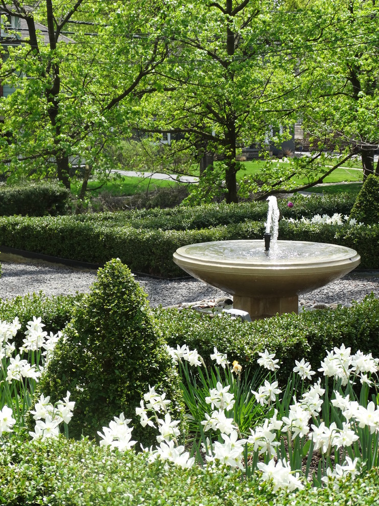 Ispirazione per un piccolo giardino formale stile americano esposto a mezz'ombra davanti casa in primavera con fontane e ghiaia