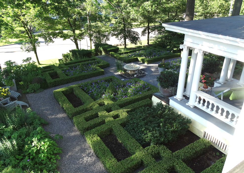 Immagine di un grande giardino formale stile americano esposto a mezz'ombra davanti casa con un ingresso o sentiero e ghiaia