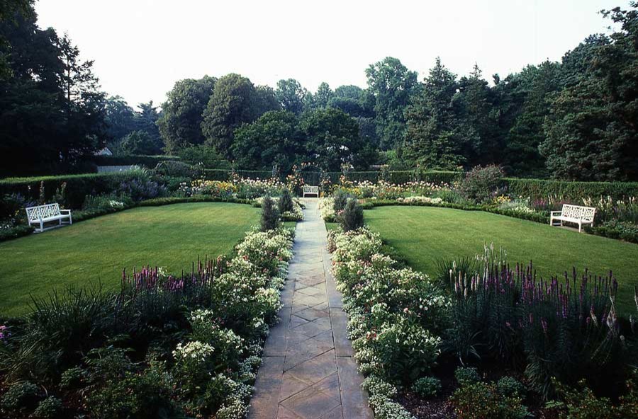 Inspiration pour un très grand jardin arrière traditionnel l'été avec une exposition partiellement ombragée et des pavés en béton.