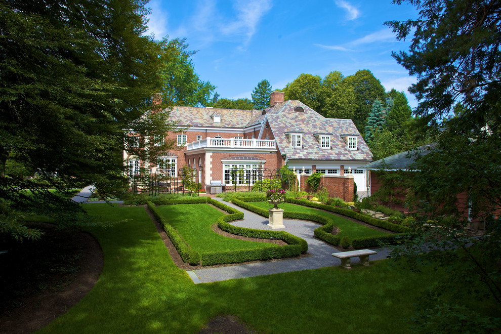 На фото: летний регулярный сад среднего размера на заднем дворе в классическом стиле с садовой дорожкой или калиткой, полуденной тенью и покрытием из гравия