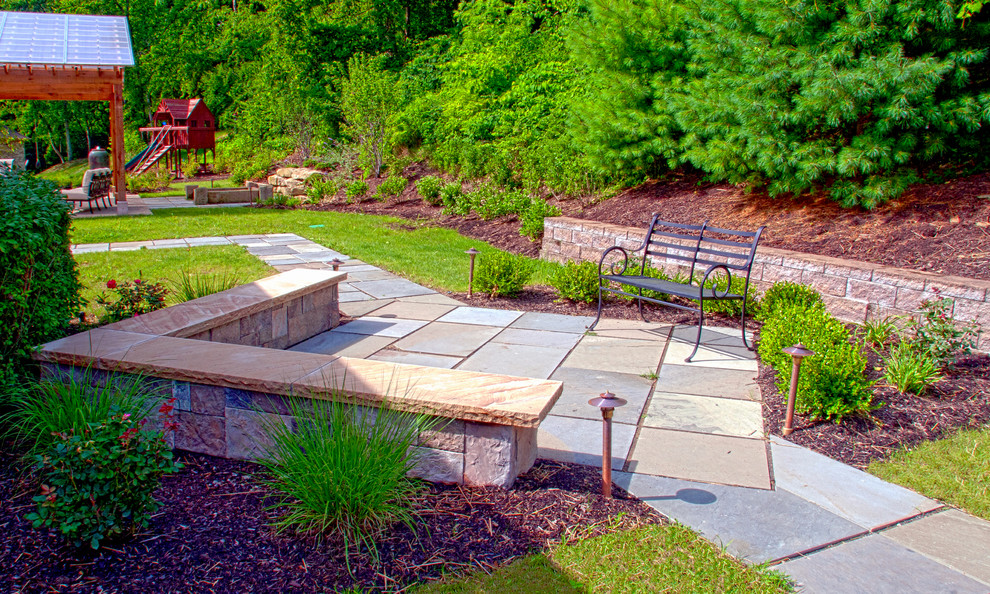 Пример оригинального дизайна: летний регулярный сад среднего размера на заднем дворе в современном стиле с полуденной тенью, садовой дорожкой или калиткой и покрытием из каменной брусчатки