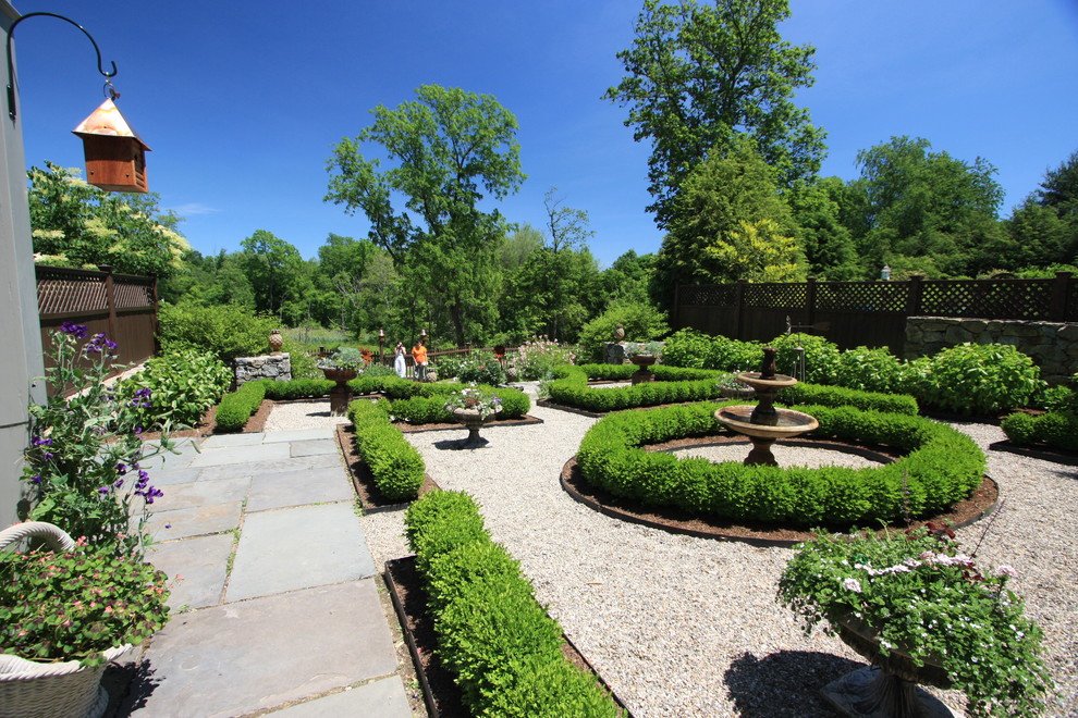 Источник вдохновения для домашнего уюта: большой солнечный регулярный сад на заднем дворе в классическом стиле с покрытием из гравия и хорошей освещенностью