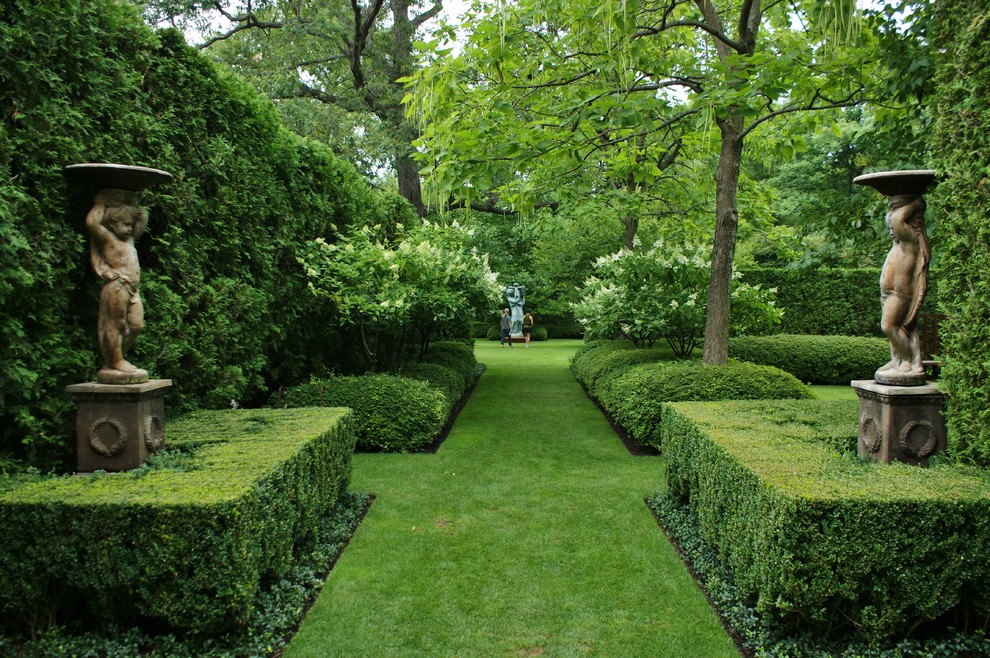 Klassisk inredning av en stor trädgård