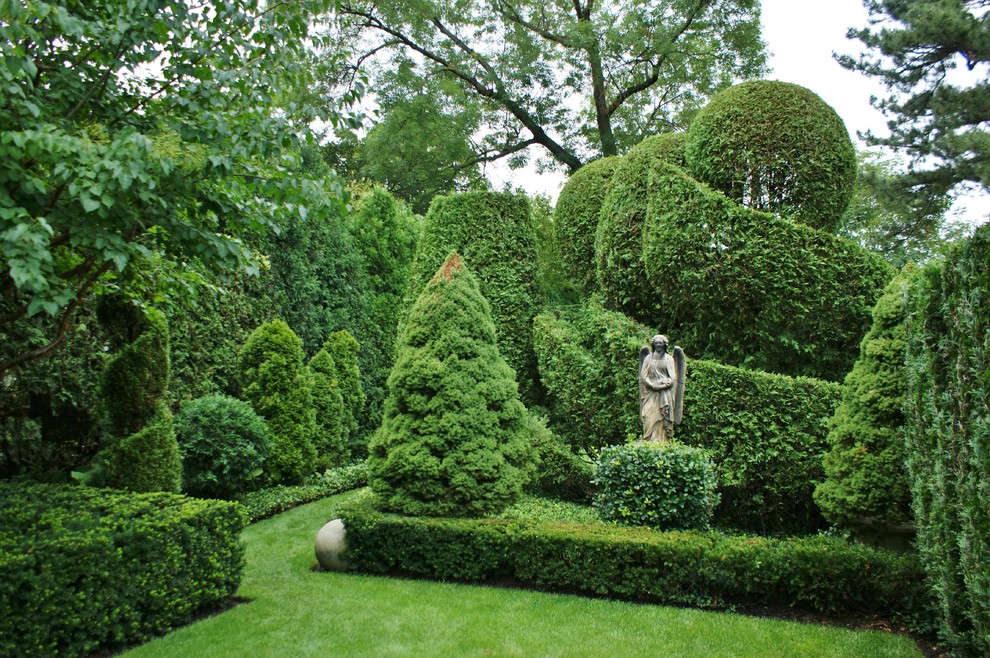 Foto de jardín clásico grande en patio trasero con jardín francés