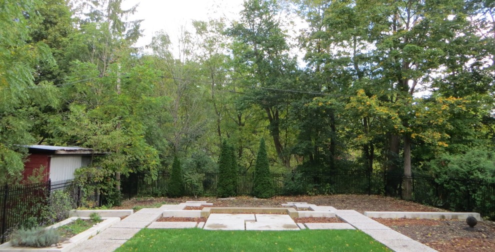 Exemple d'un jardin à la française arrière chic l'automne avec une exposition partiellement ombragée et des pavés en béton.
