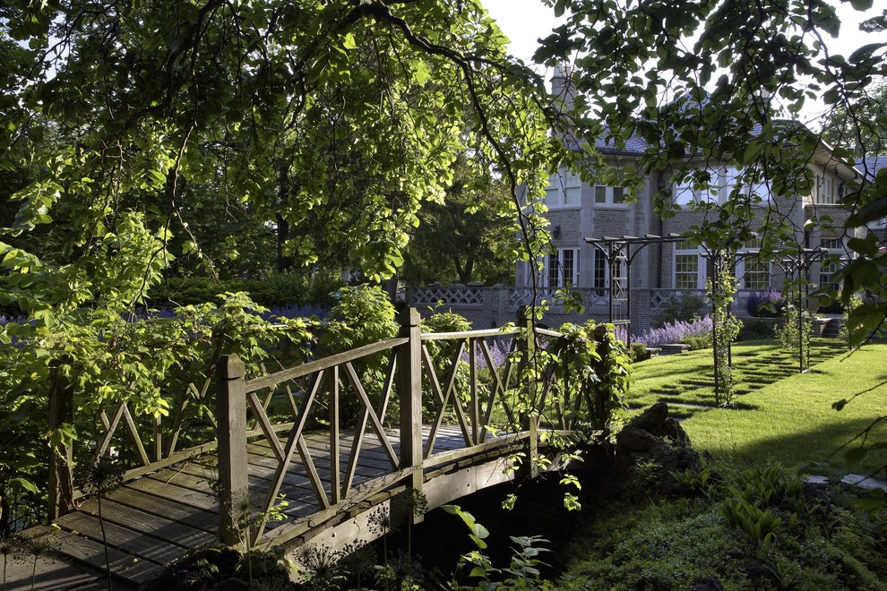 Halbschattiger Klassischer Garten hinter dem Haus, im Sommer mit Natursteinplatten in Chicago