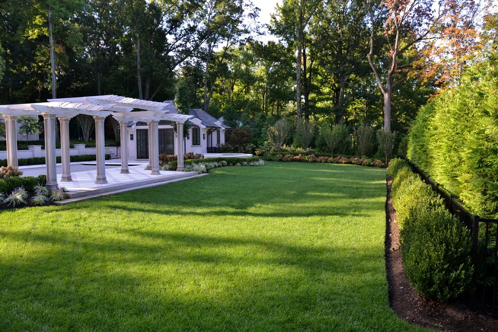 Источник вдохновения для домашнего уюта: огромный регулярный сад на заднем дворе в классическом стиле с полуденной тенью