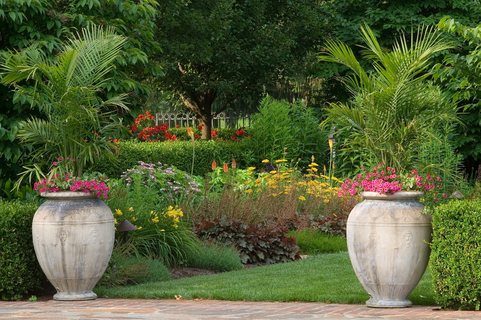 Пример оригинального дизайна: солнечный регулярный сад в классическом стиле с хорошей освещенностью