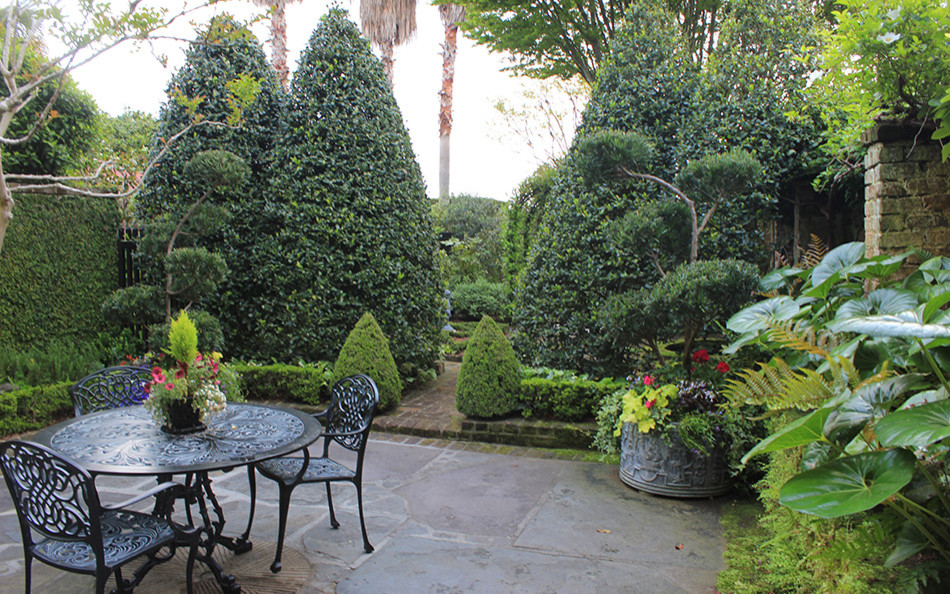 Immagine di un piccolo giardino formale in ombra davanti casa con pavimentazioni in pietra naturale