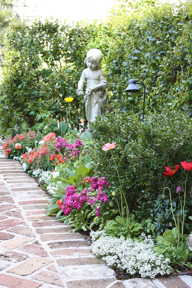 Kleiner, Geometrischer, Schattiger Vorgarten mit Pflastersteinen in Charleston