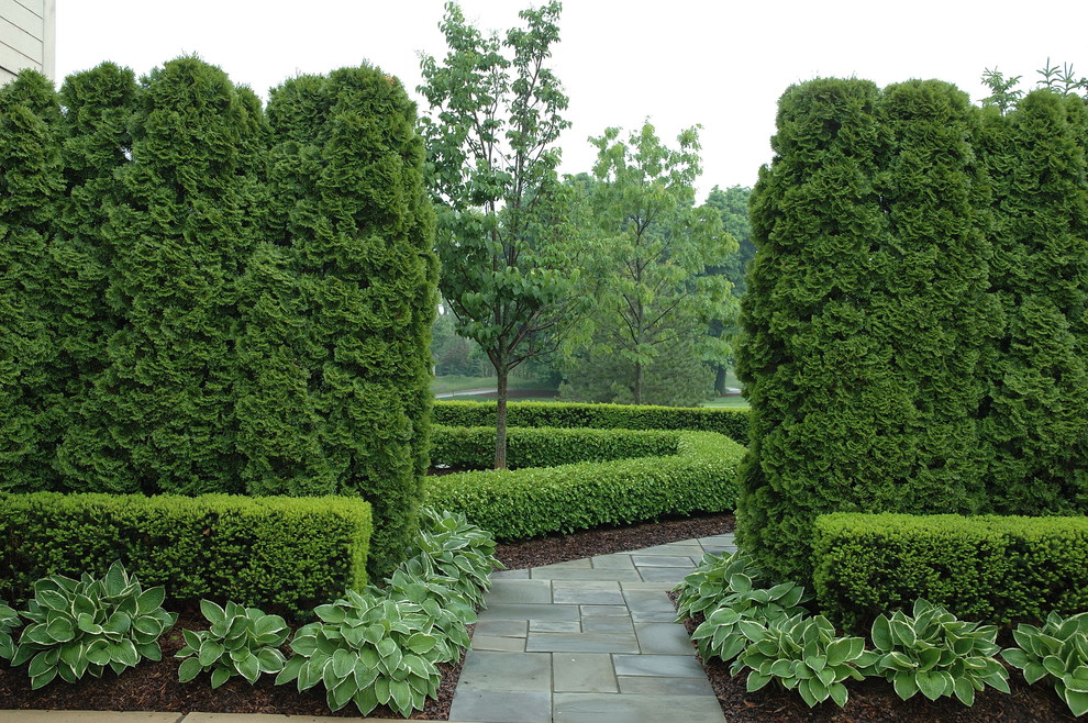 Exempel på en klassisk formell trädgård i skuggan