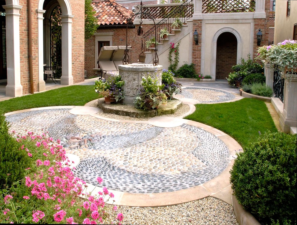 Пример оригинального дизайна: летний регулярный сад на внутреннем дворе в средиземноморском стиле с покрытием из каменной брусчатки