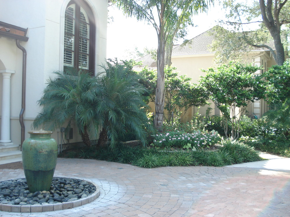 ヒューストンにある高級な広い、冬の地中海スタイルのおしゃれな庭 (日向、天然石敷き) の写真
