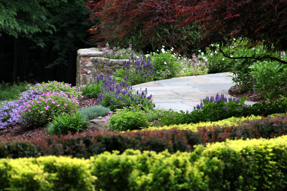 Idee per un grande giardino chic esposto a mezz'ombra davanti casa con un ingresso o sentiero e pavimentazioni in pietra naturale