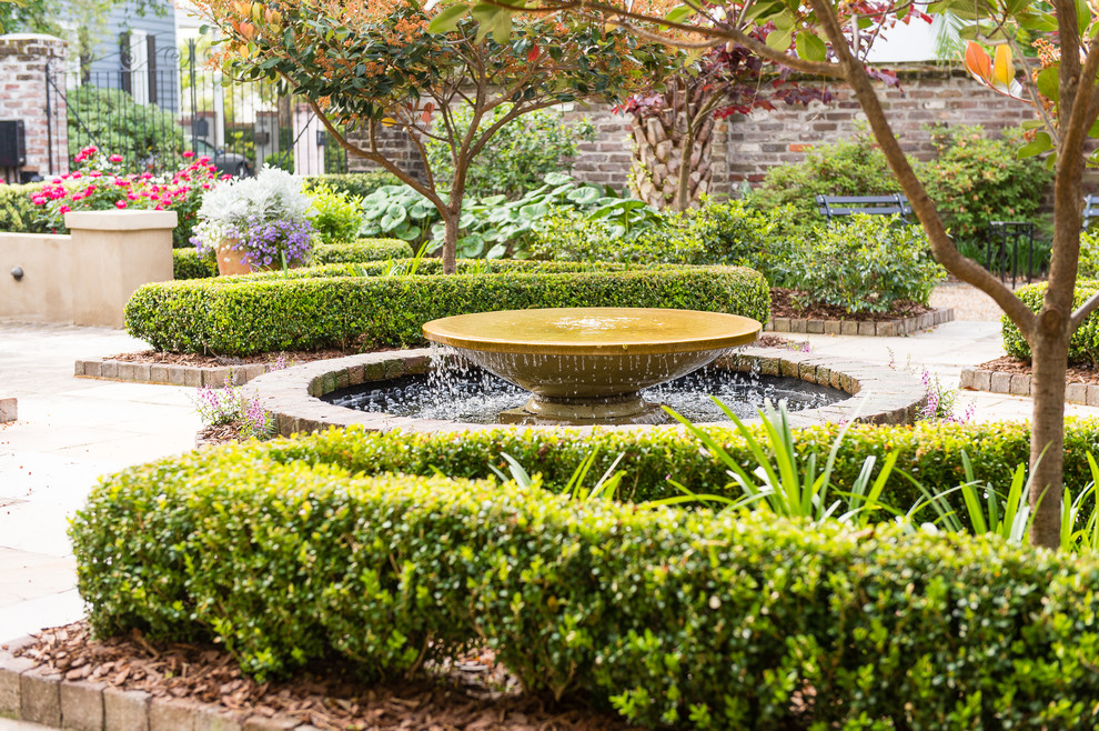 Geometrischer, Kleiner Klassischer Garten im Innenhof mit Wasserspiel, direkter Sonneneinstrahlung und Pflastersteinen in Charleston
