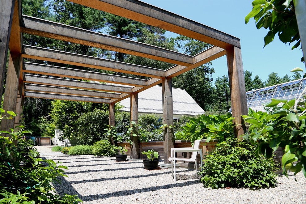 Esempio di un giardino country esposto in pieno sole dietro casa in estate con ghiaia