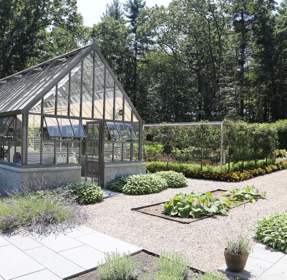 Imagen de camino de jardín clásico en verano en patio trasero con jardín francés, exposición total al sol y adoquines de piedra natural