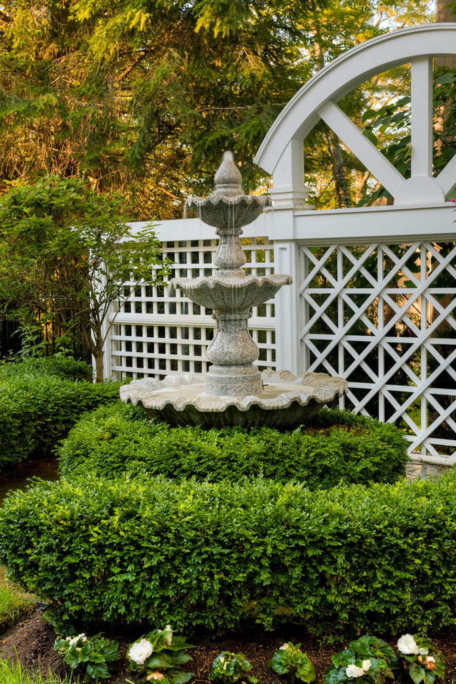 Inspiration pour un grand jardin à la française arrière traditionnel avec un point d'eau, une exposition partiellement ombragée et des pavés en pierre naturelle.